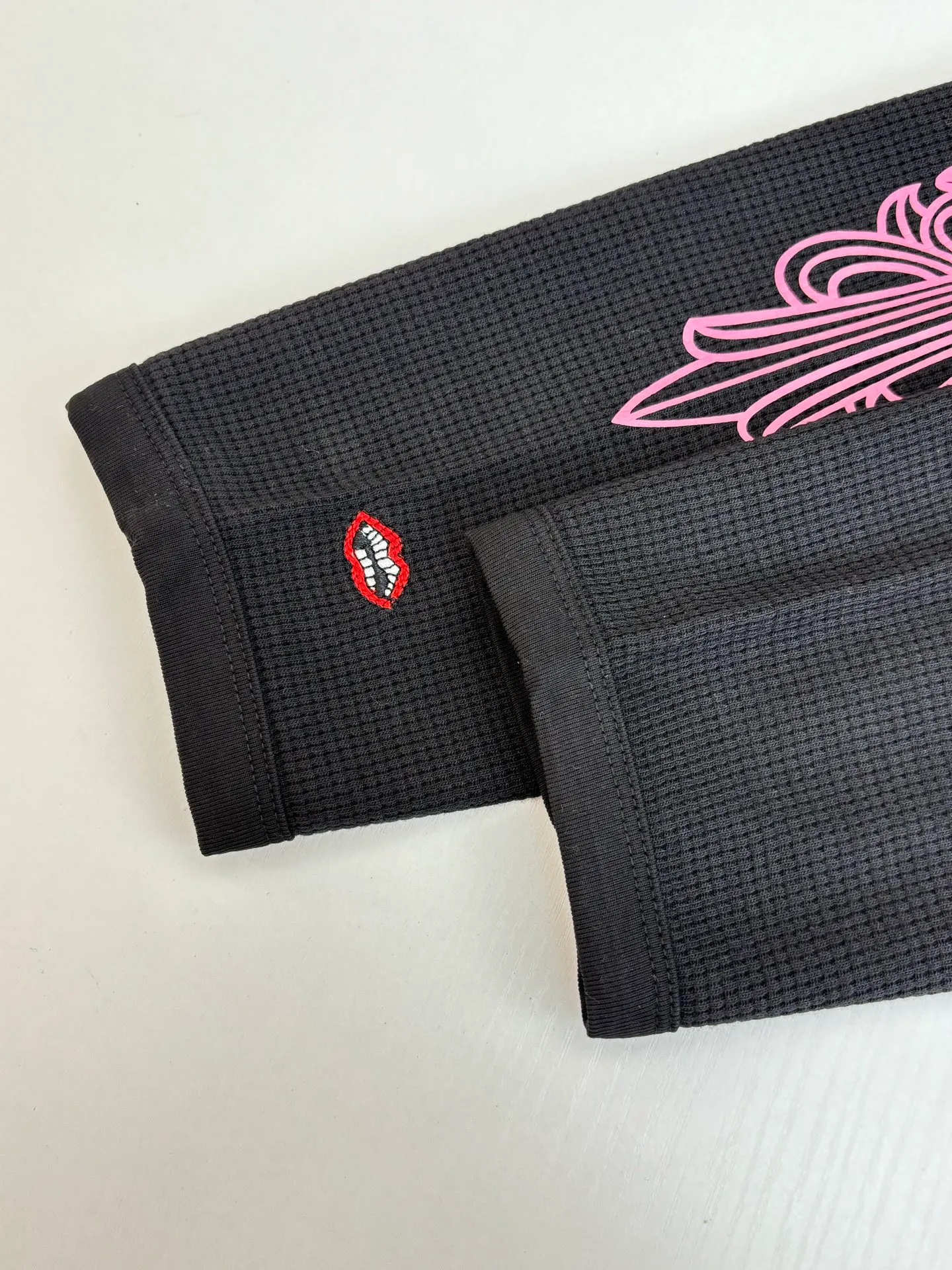 P330 Chrome Heart*/Chrome Heart USA limited CH black pink waffle. The fabric is made of 280g cotton waffle double-layer material. The printing is made of high-temperature heat transfer for garments. The embroidery is made of imported Tajima embroidery. Size: S/M/L